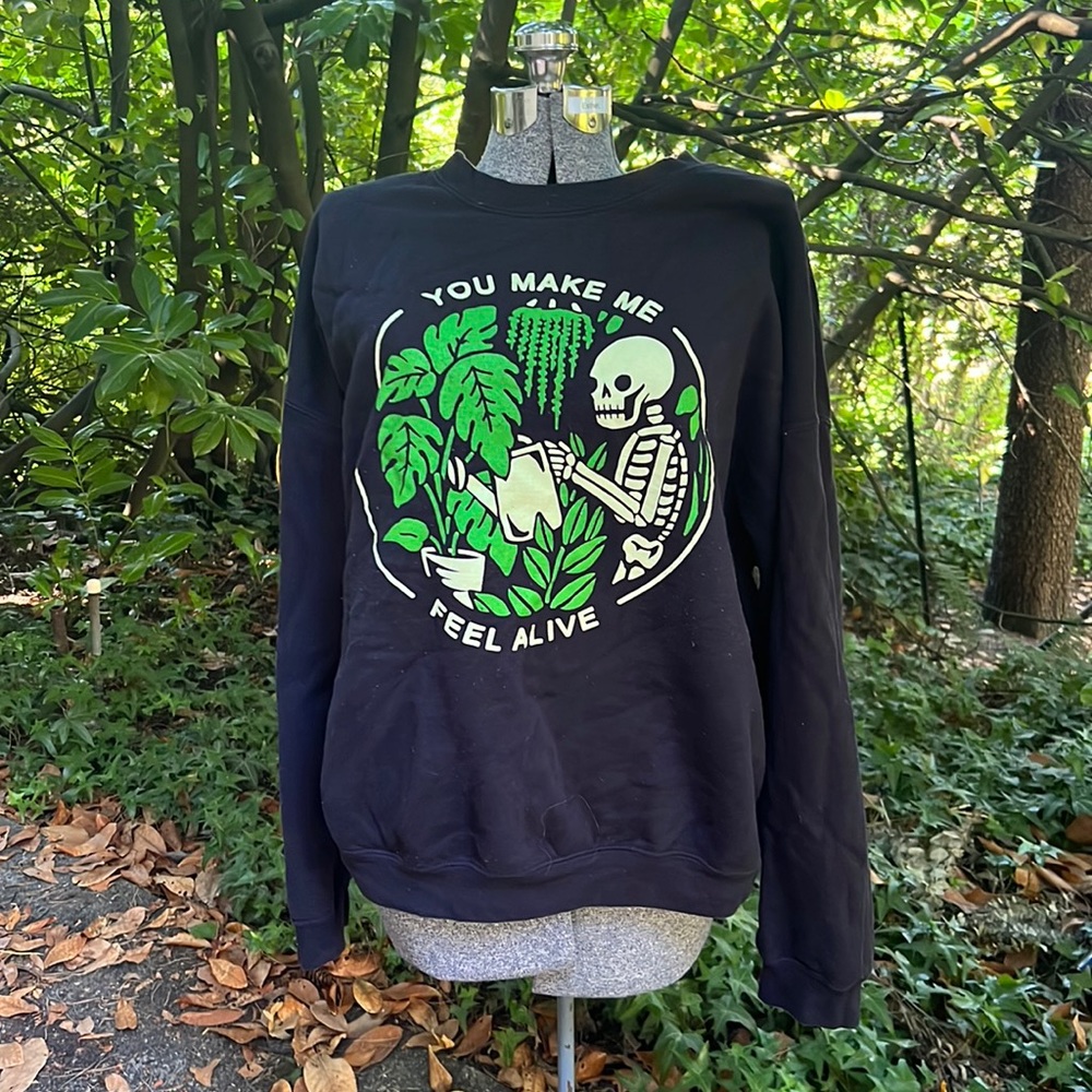 Spooky skeleton plus-size sweatshirt